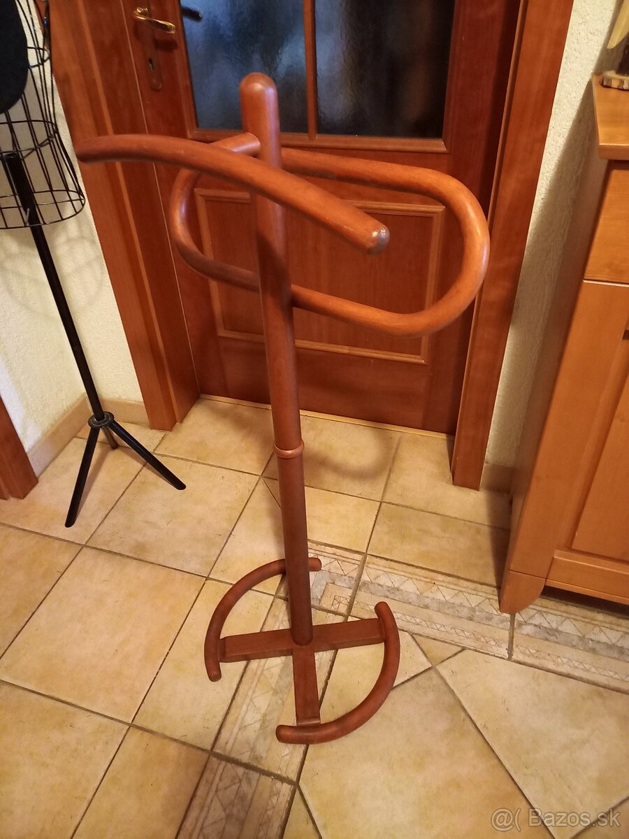 Nemý sluha a vešiak