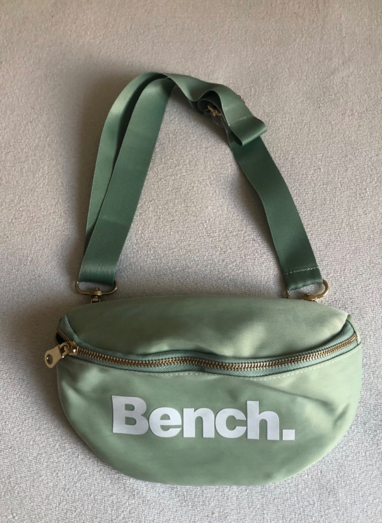 ————-—-Nová mint ľadvinka/kabelka Bench, 8 E—————