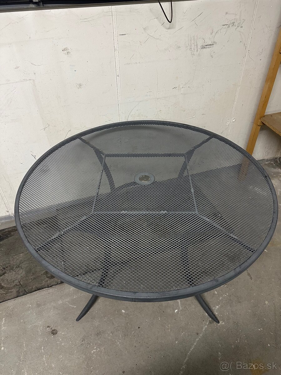 Zahradny stol