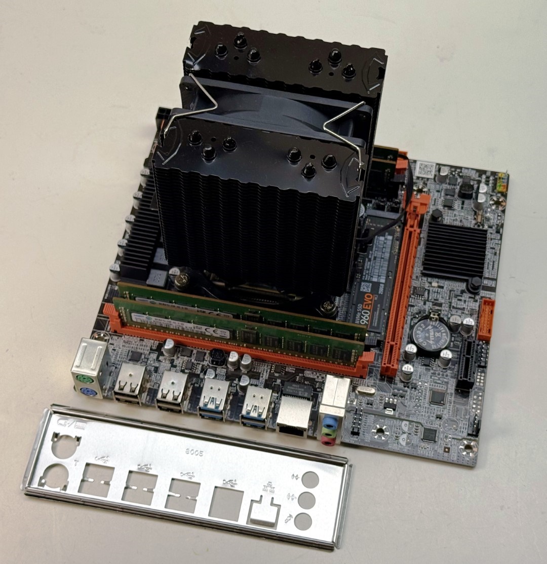 MB X99 D4M + Xeon E5-2697 v3 + 32GB DDR4 + SSD 256GB NVMe +C