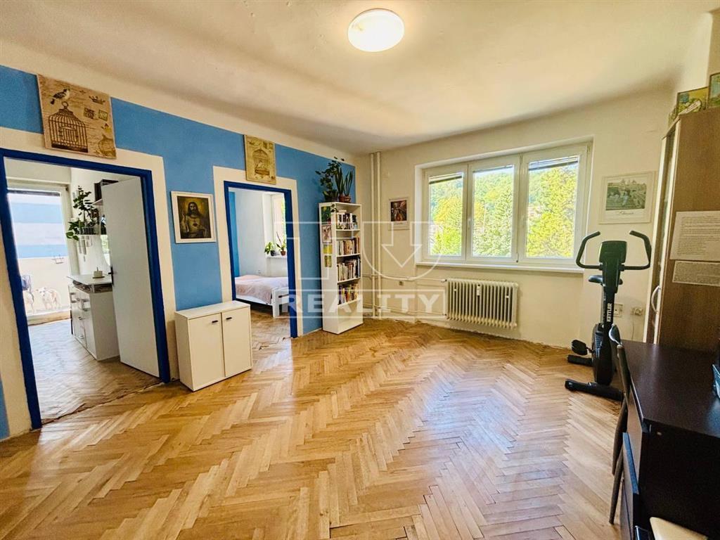 Ponúkame na predaj 3i byt s balkónom priamo v Kremnici