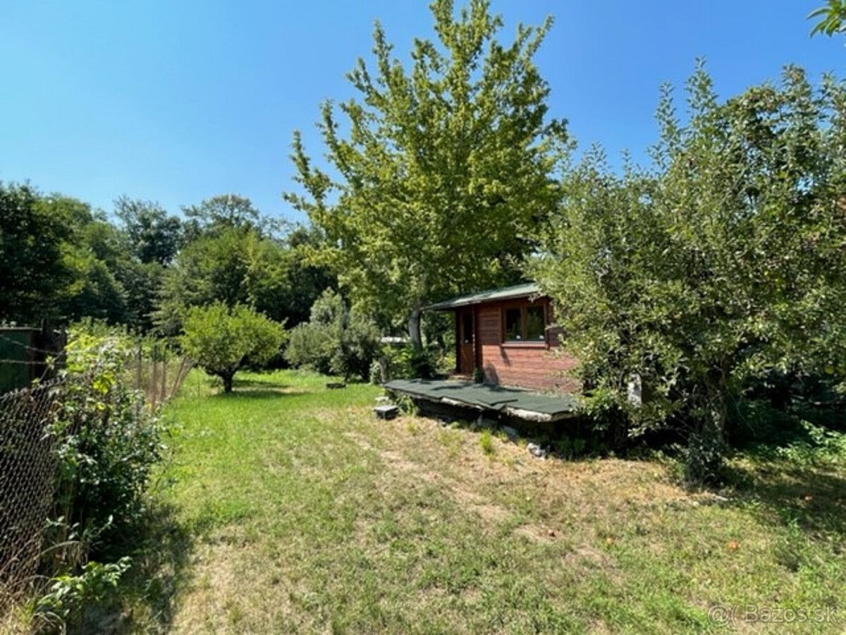 Záhrada s chatou, krásne prostredie pri potoku, studňa, ele.