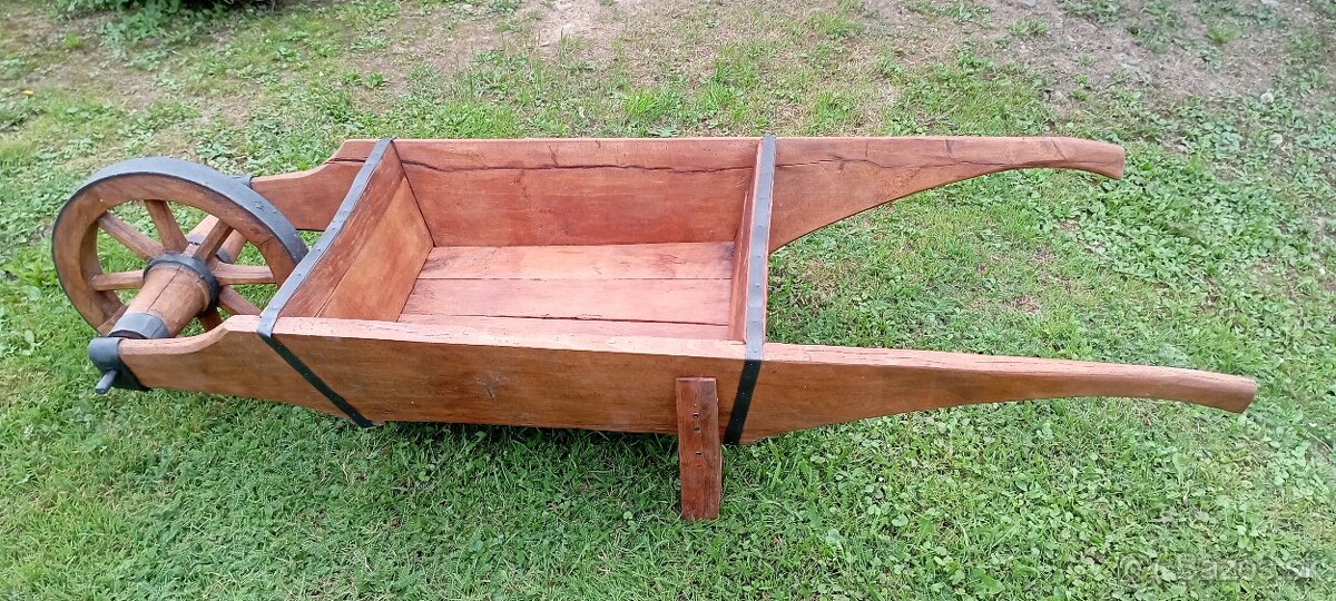 Starý drevený fúrik