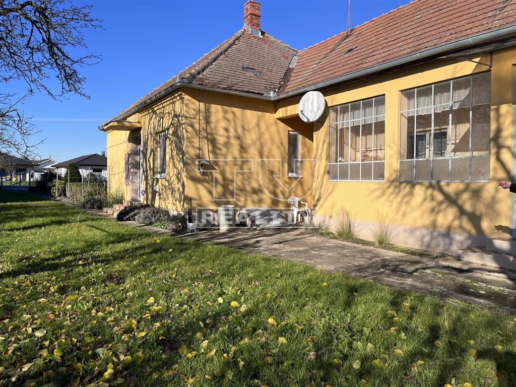 Na predaj rodinný dom s veľkým pozemkom v Tesárskych...