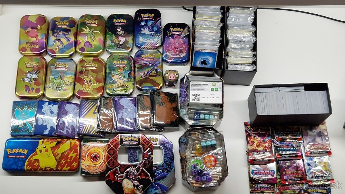 Predám kolekciu Pokémon TCG doplnkov a karier