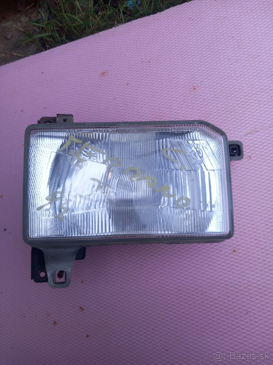 Nissan terrano 1 predne svetlo L