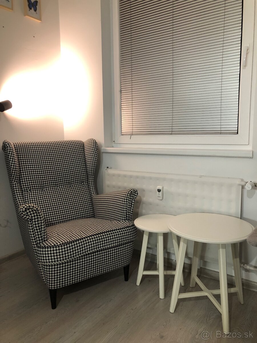 Ikea kreslo-kvalitny ušiak+2ikea biele stoliky+lampa