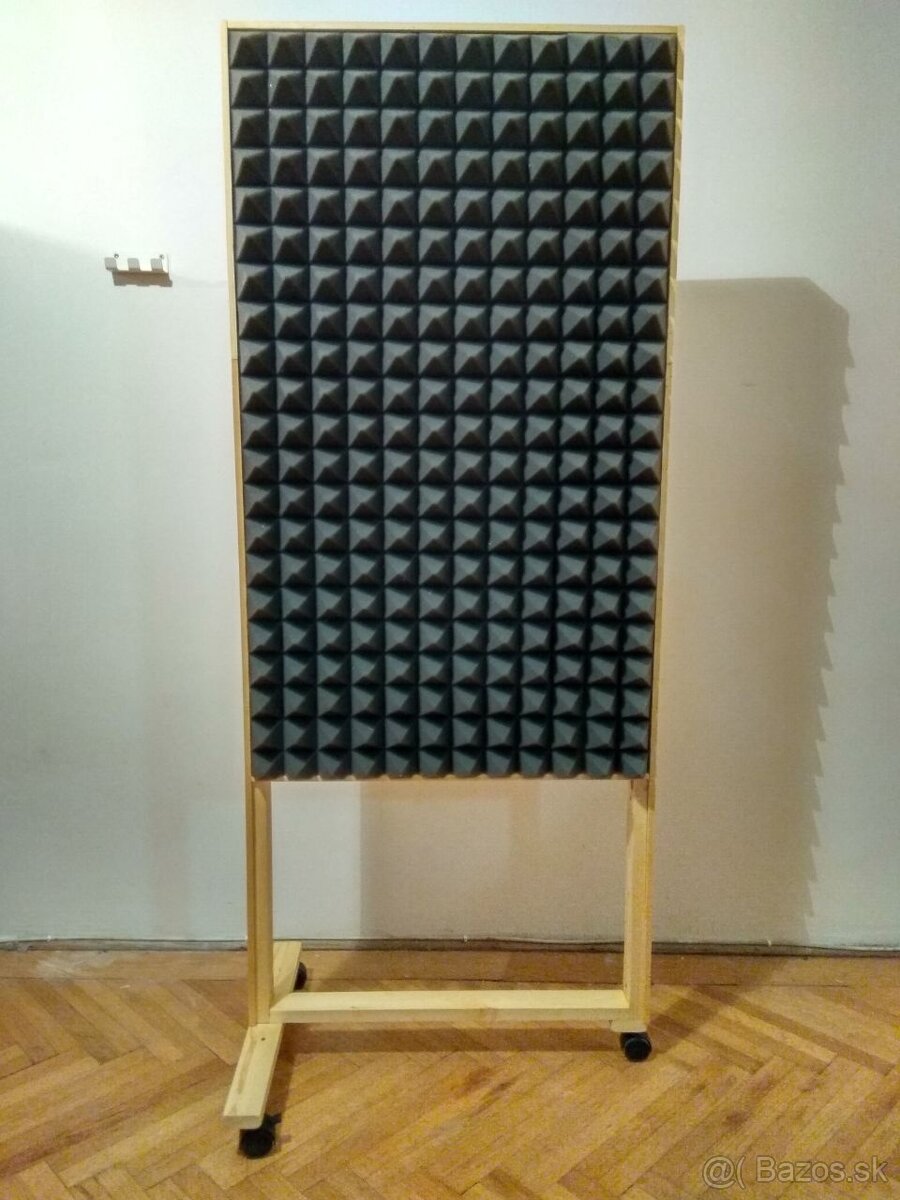 Predám akustický paravan na kolieskach.