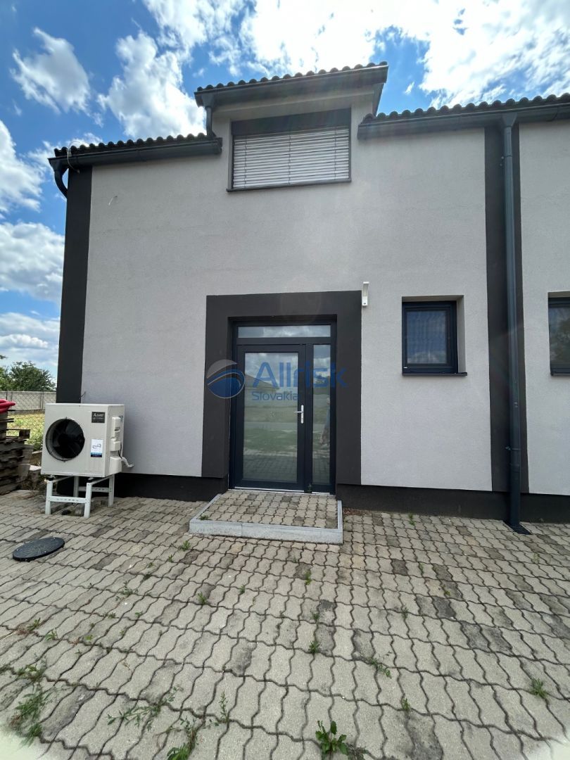 Rodinný dom v dvojdome - novostavba so záhradkou v obci Milo