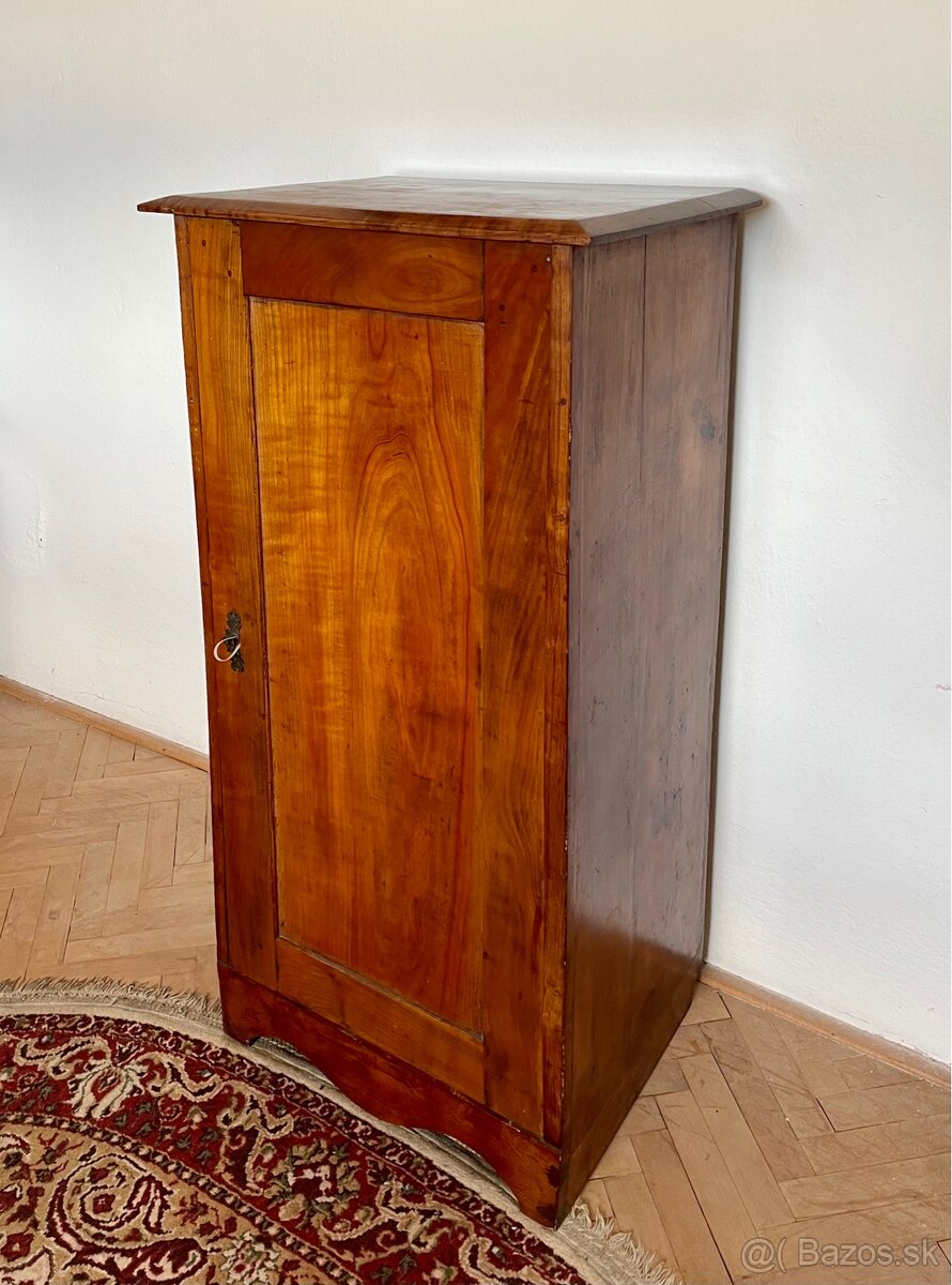 Stará masívna komoda