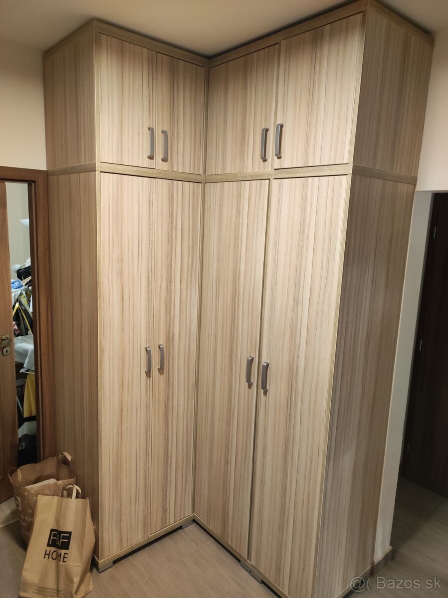 Skriňa plus vešiaková stena