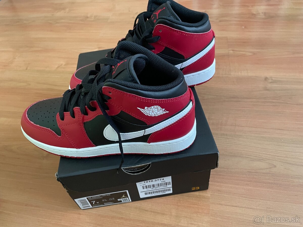 Nenosené tenisky Nike Jordan