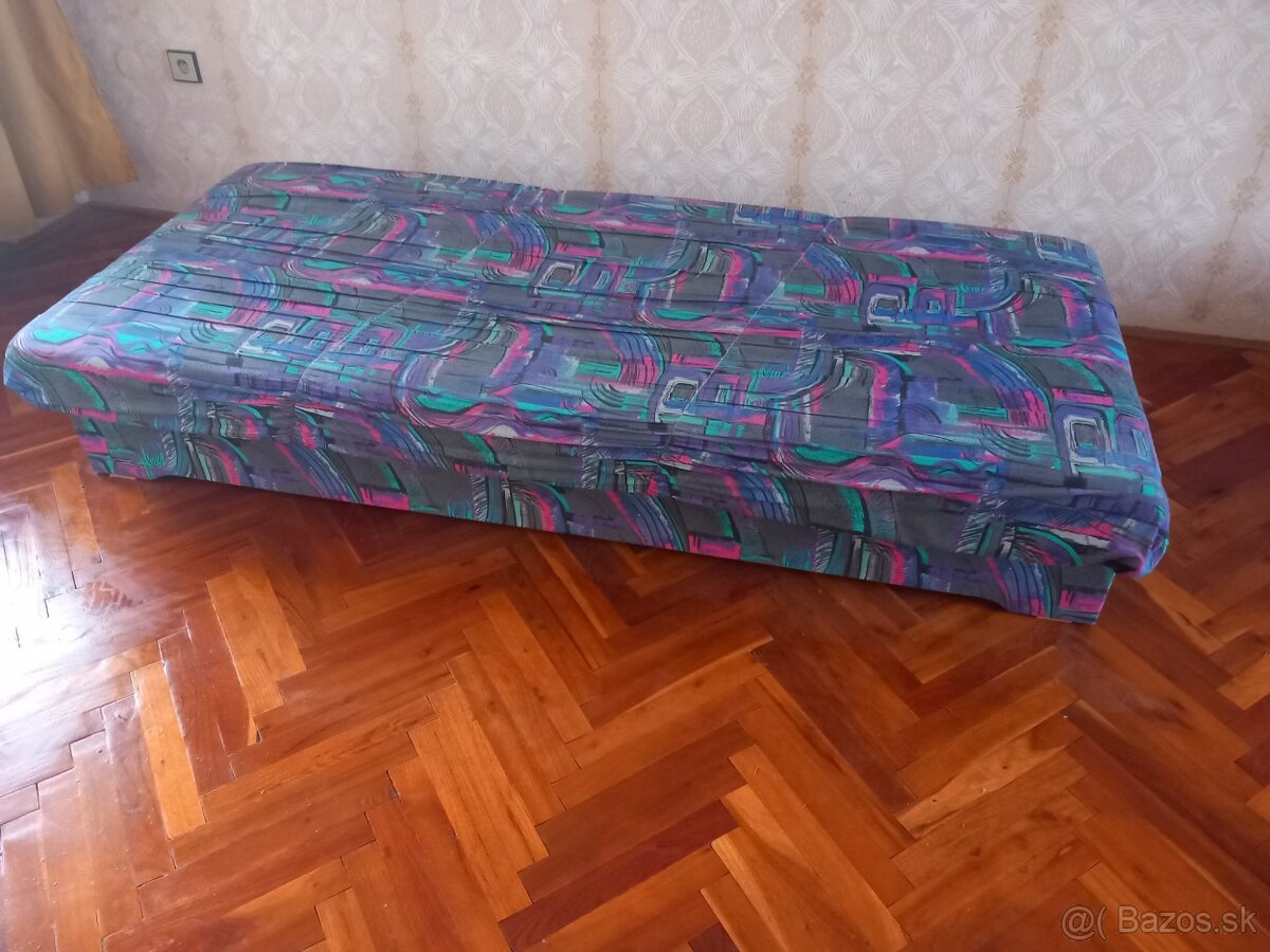 Celočalúnená váľanda.Nepouzita,s ulozným priestorom