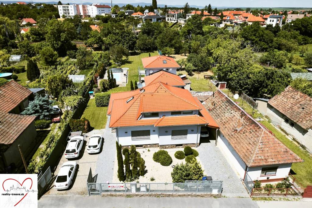 Dva samostatné dvojpodlažné rodinné domy na veľkorysom pozem