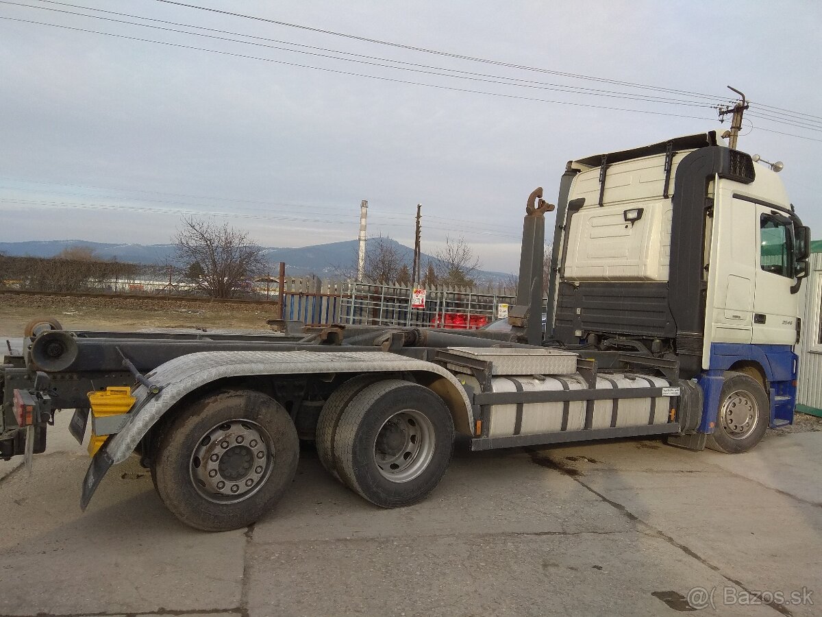 Hákový nosič kontajnerov MERCEDES ACTROS 2546