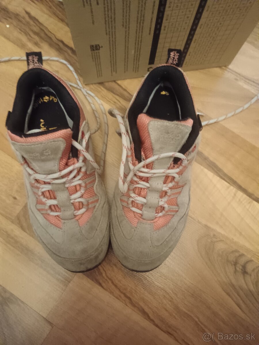 Predám Jack wolfskin malo nosené tenisky veľ 32