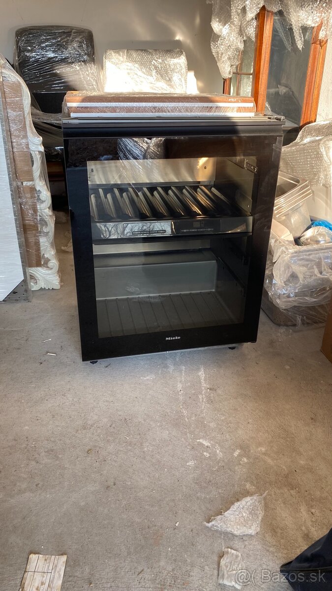 Prémiová vinotéka z nehrdzavejúcej ocele - Miele KWT 4154 UG