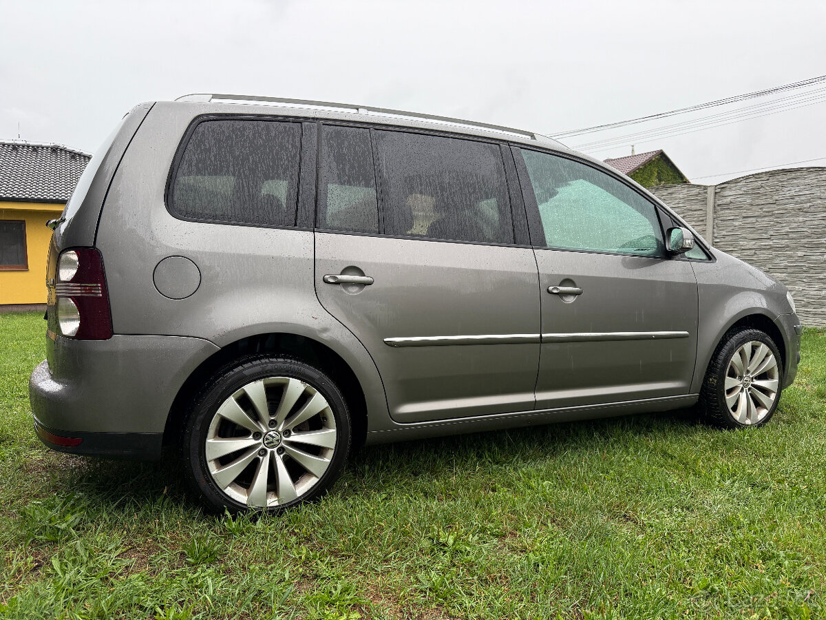 Rozpredam VW Touran 2009 HighLine