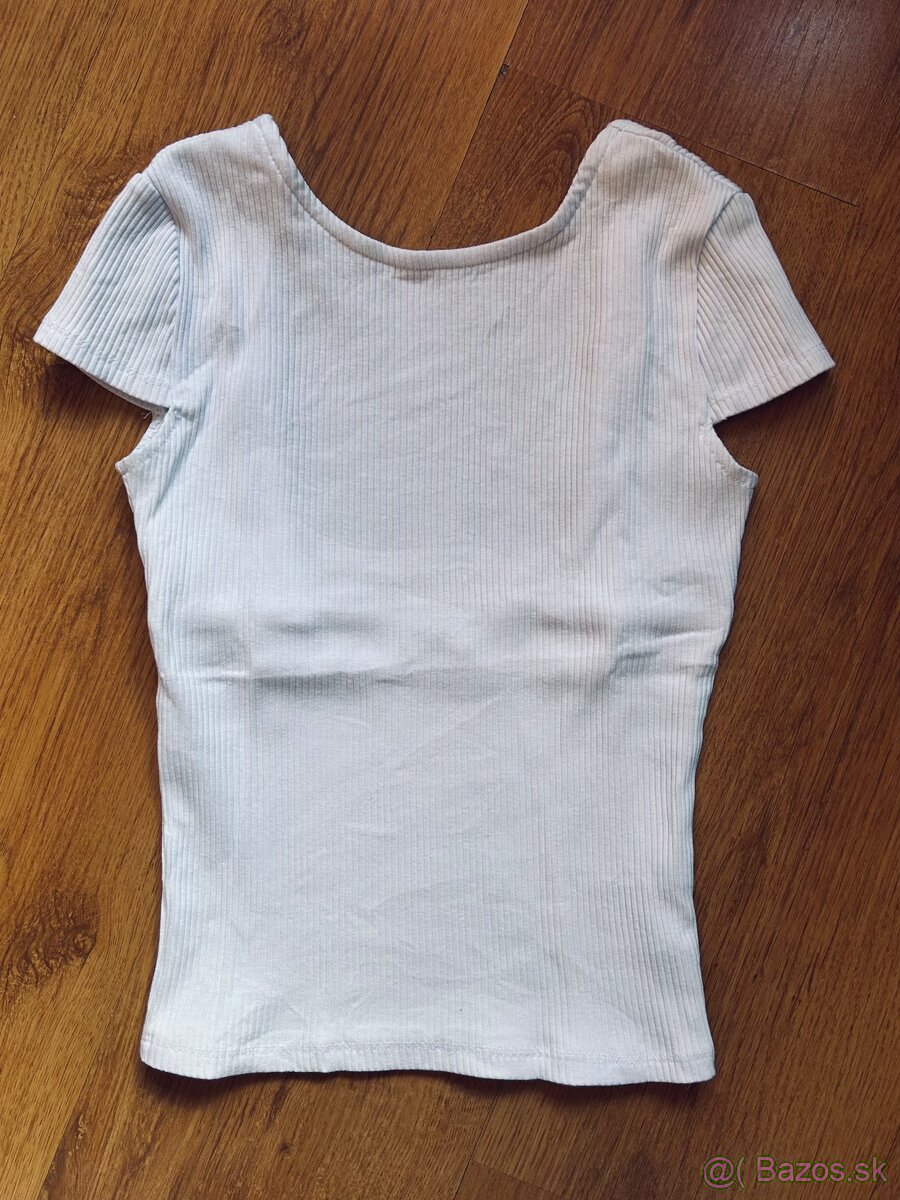 Tricko s vystrihom na hrbate