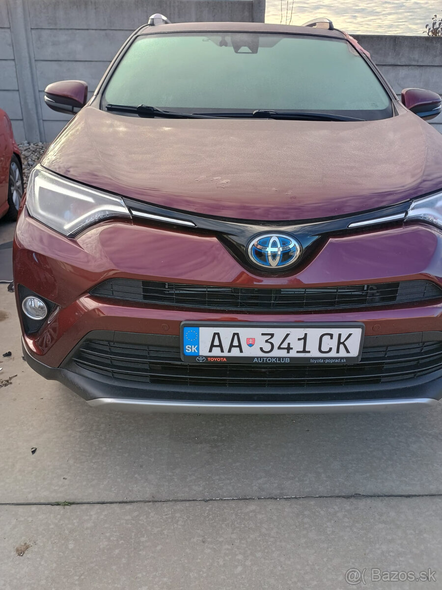 Predám havarovanú Toyotu Rav 4 hybrid 2017
