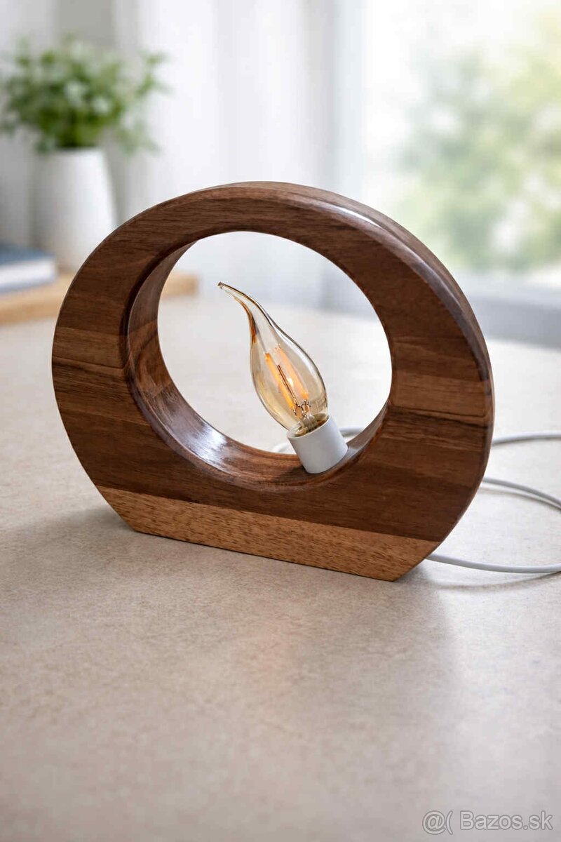 Dizajnová drevená stolová lampa