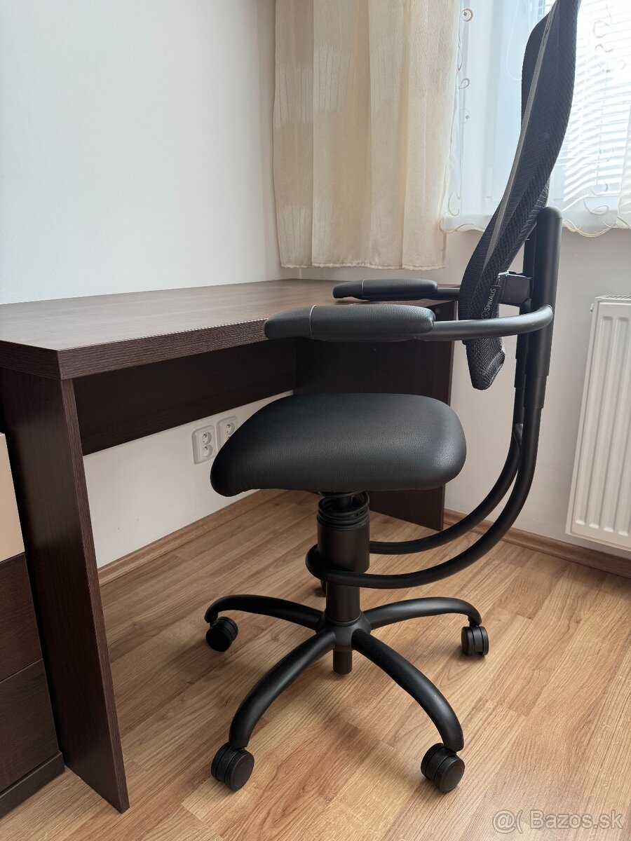 Písací stôl a ergonomická stolička