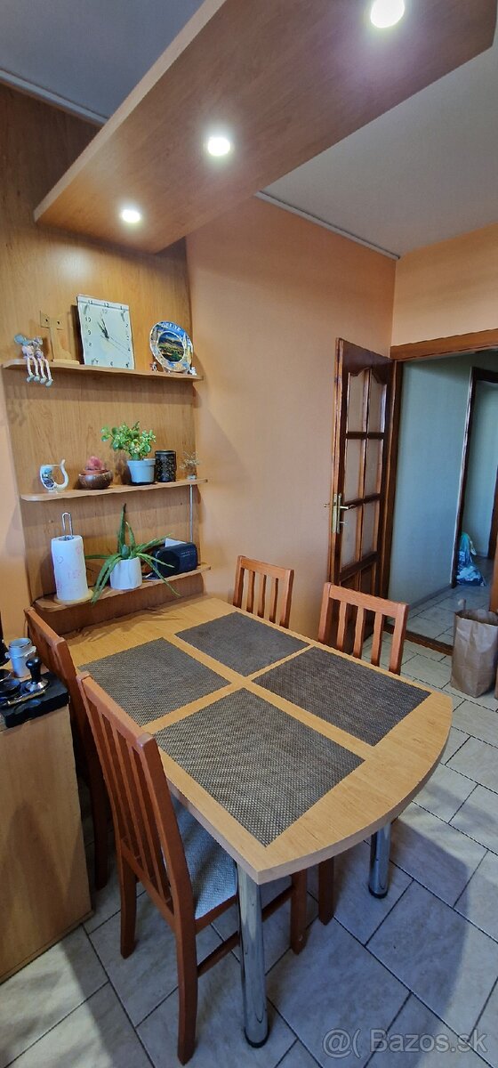 Kuchynský stôl so 4 stoličkami