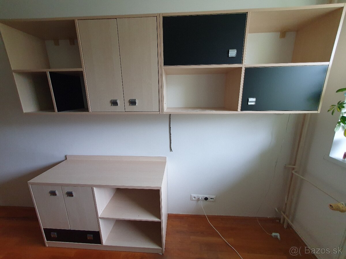 Nábytok pre školáka - stôl, vysúvacia posteľ, skrinky