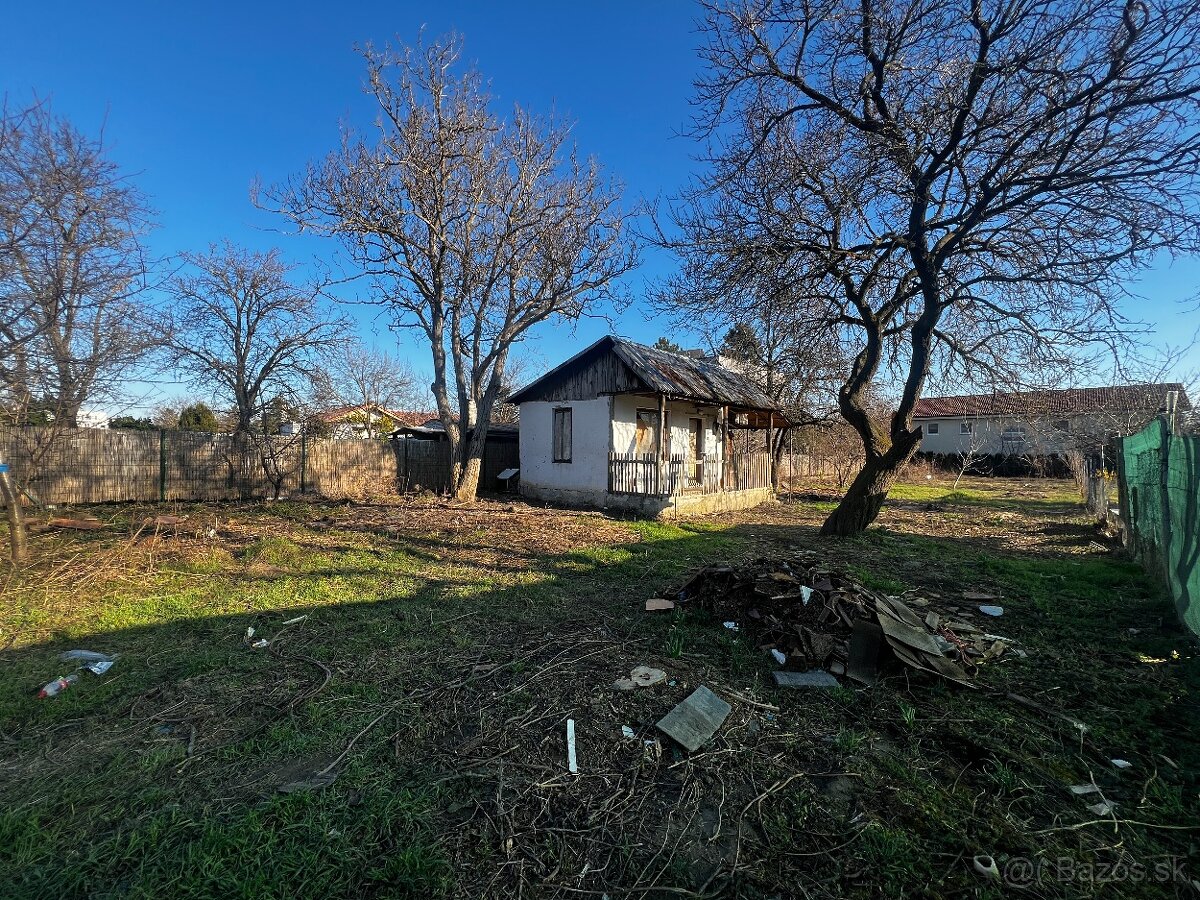 SLNEČNÝ STAVEBNÝ POZEMOK 801 M2 NA LEVANDUĽOVEJ ULICI