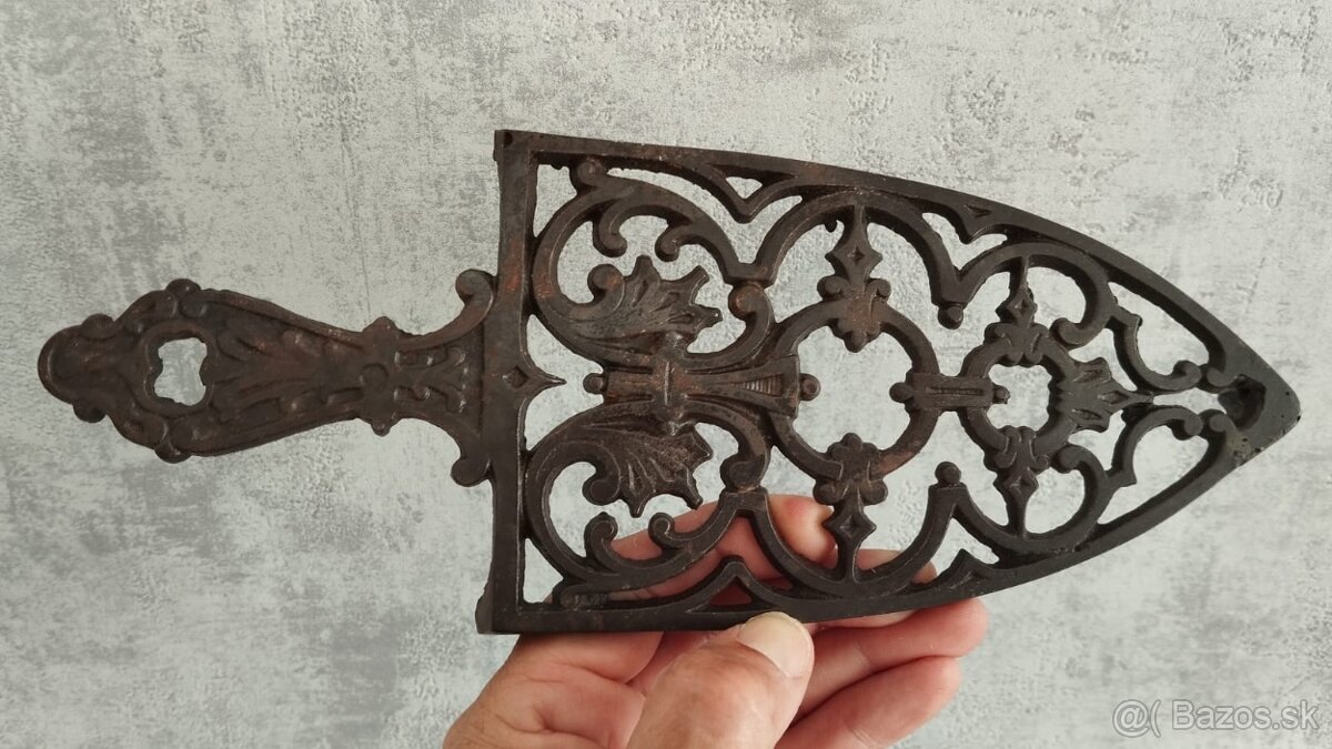 Krásná stará zdobená podložka pod starou žehličku