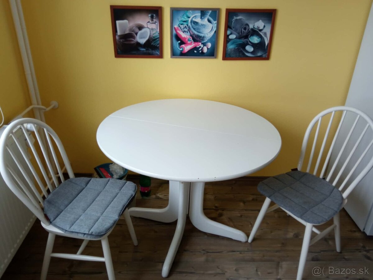 Kuchynský stôl + 4 stoličky