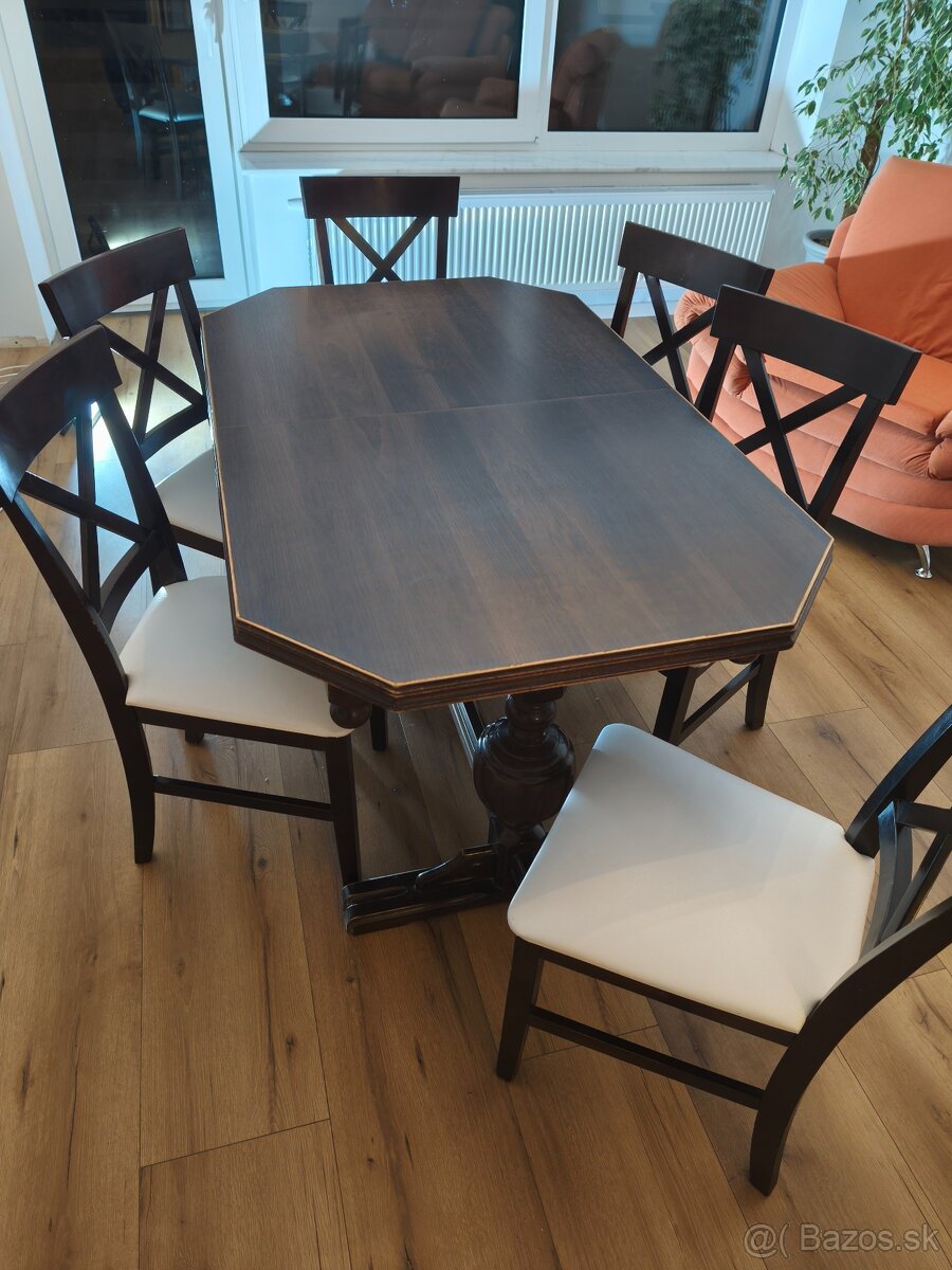 Jedálenský stôl so stoličkami