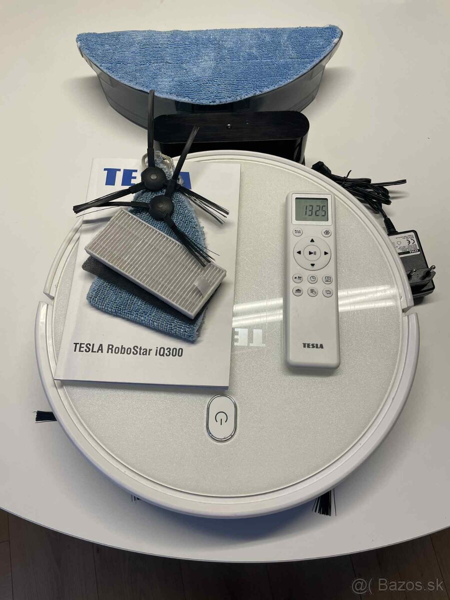 Robotický vysávač Tesla iQ300.