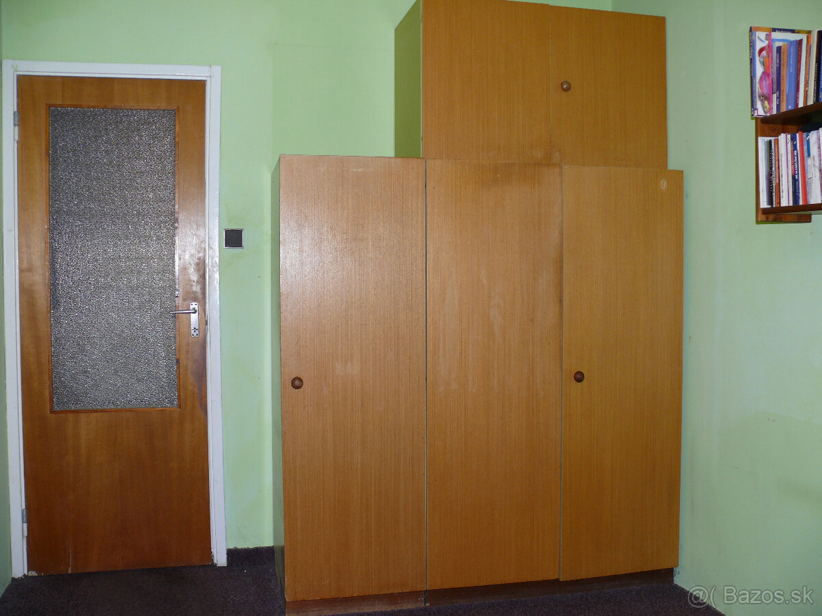 Darujem skrine UNIVERZÁL