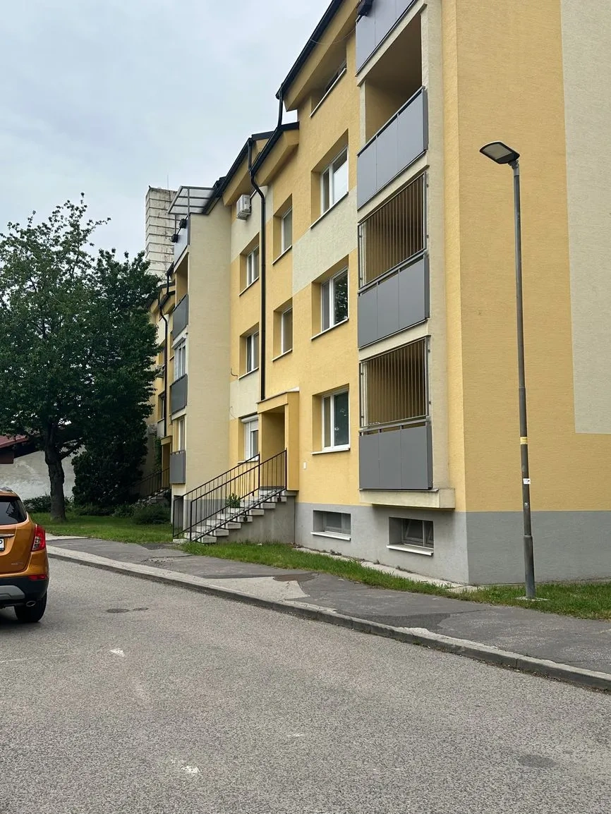 Na prenájom veľký 1-izb. byt 44 m2 v Seredi, ul. Komenského