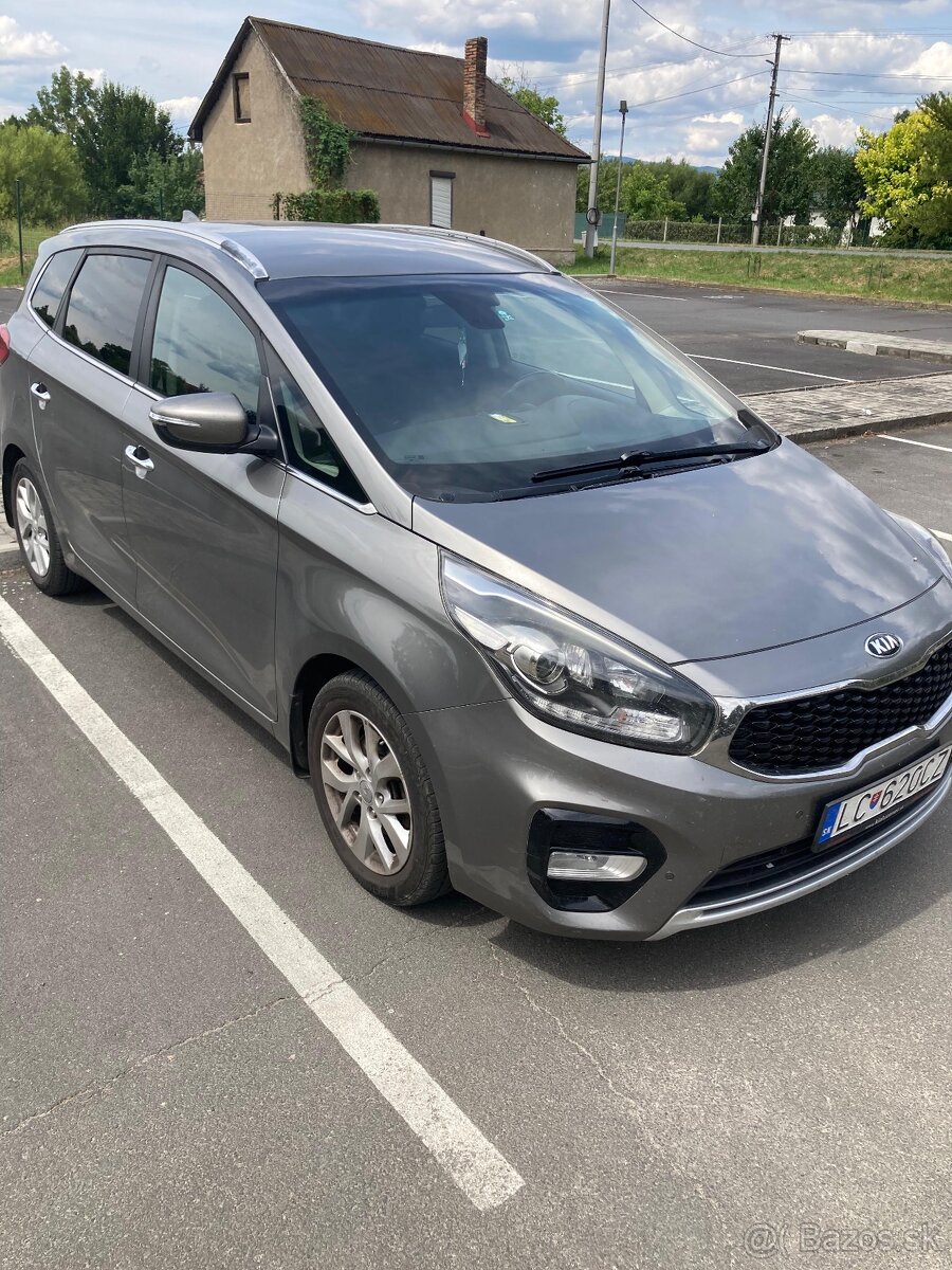 Rodinná KIA Carens 2018 s bohatou výbavou – skvelý stav,