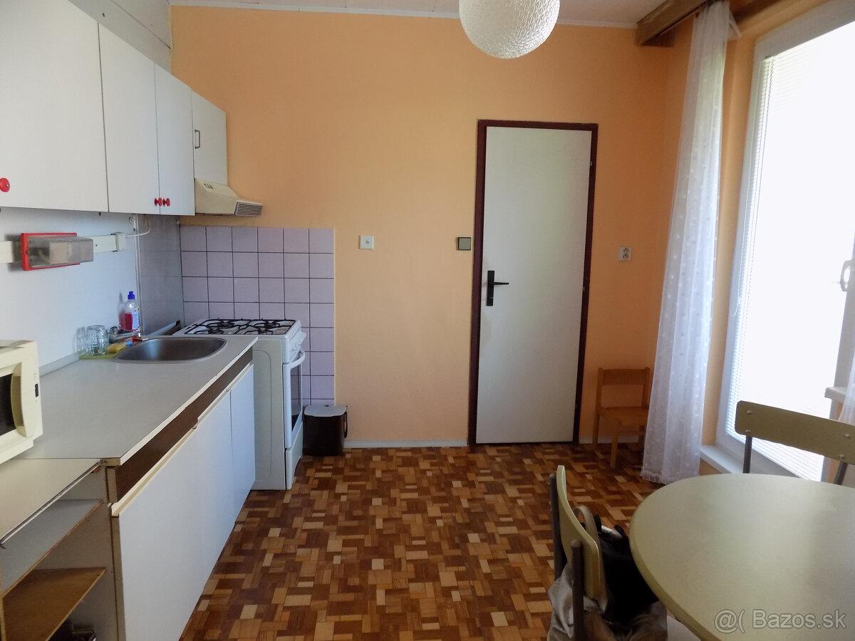 Na prenájom veľký 2 izb .byt na Šoltezovej ul. v Nových Zám