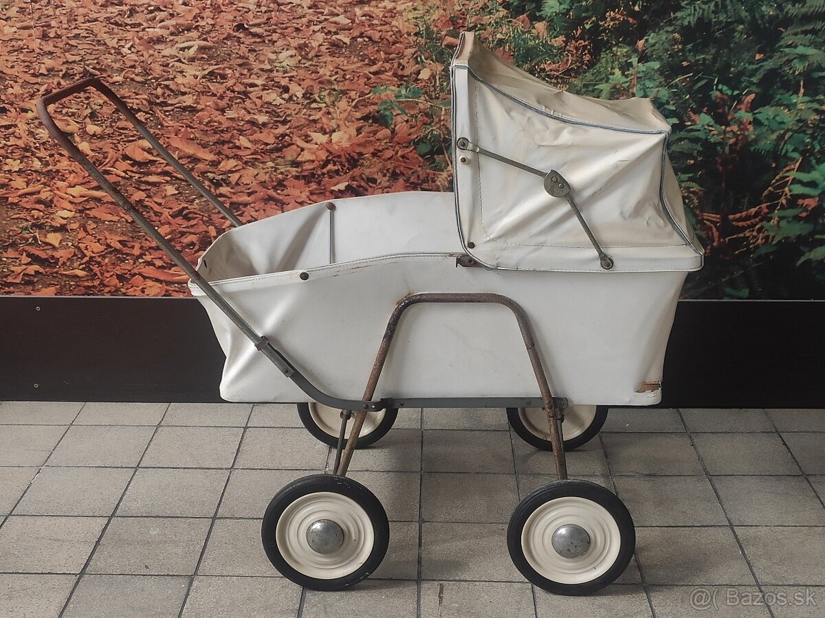 Starý dětský kočik