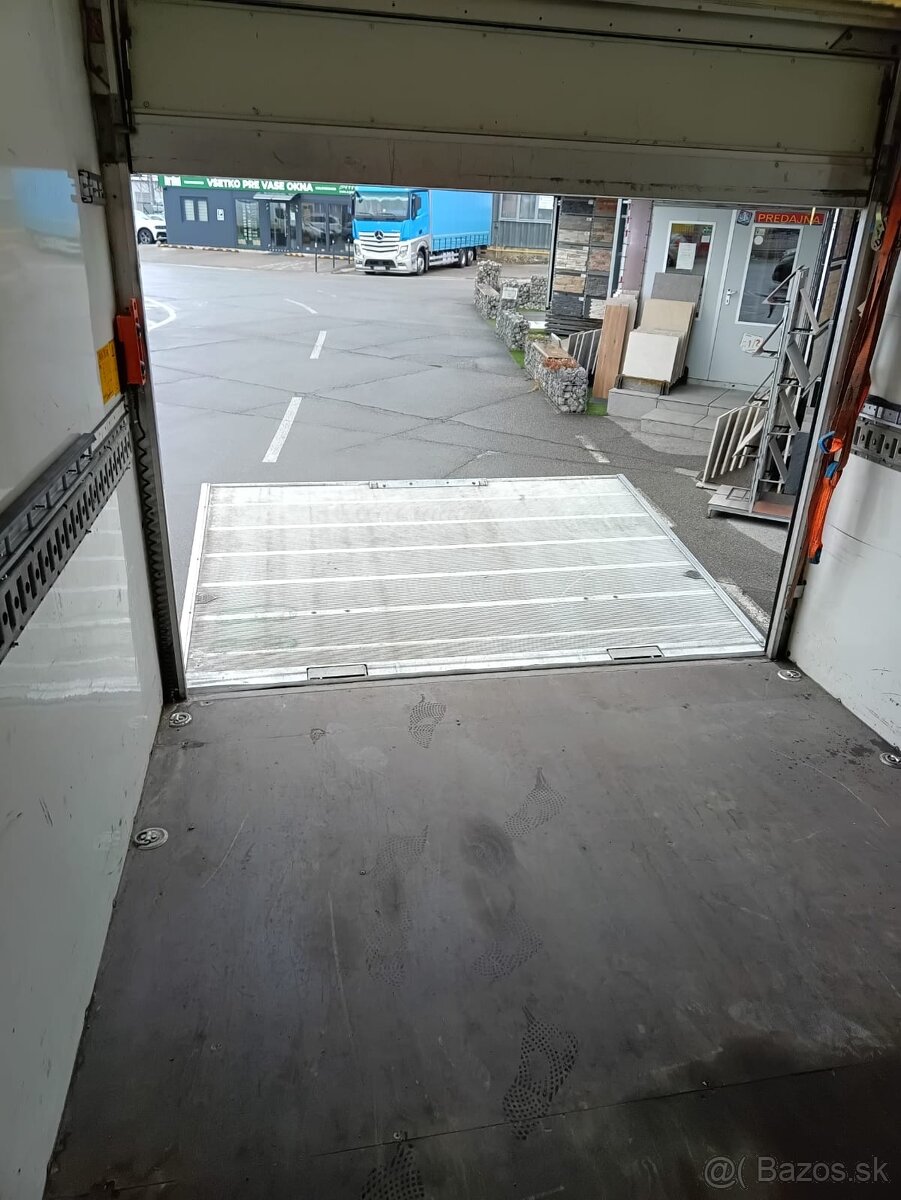 Prívesný vozík s hydraulickou rampou