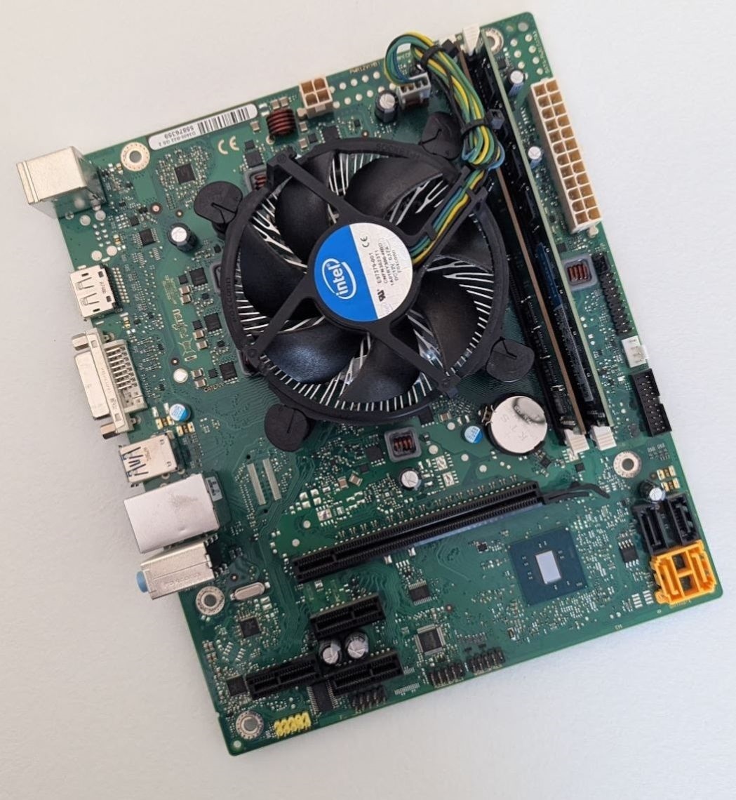 Fujitsu D3400-B22 GS1 + i5-7400 + 8GB DDR4