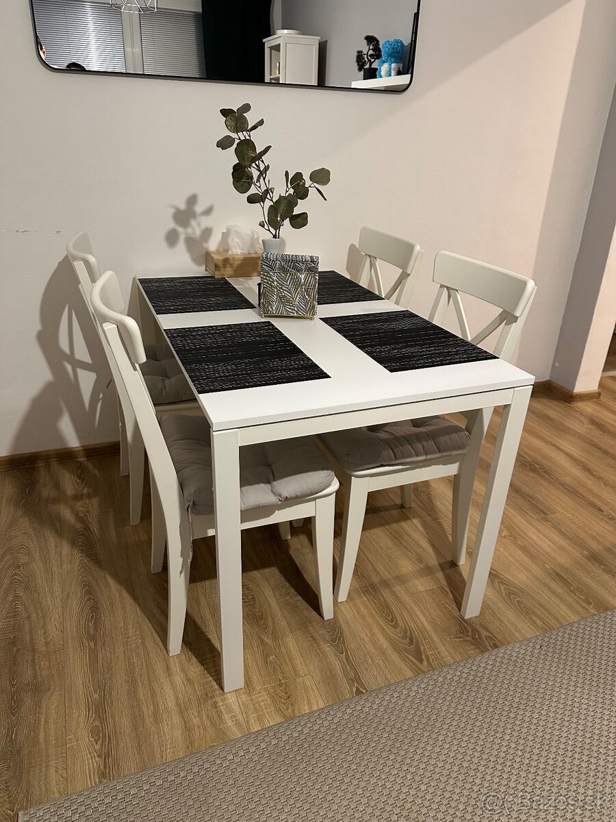 Jedálenský stôl so stoličkami