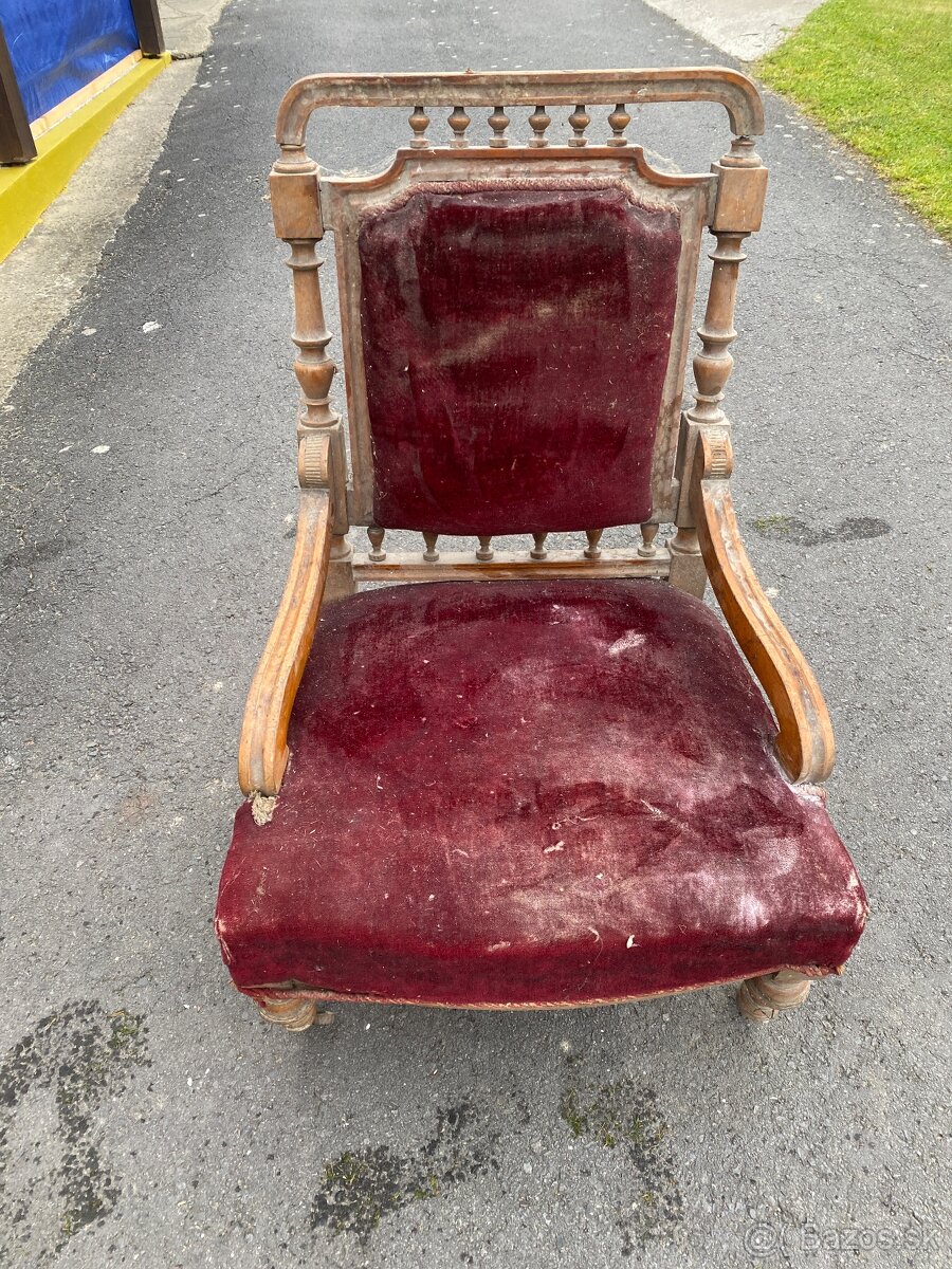 Starozitne retro stoličky.