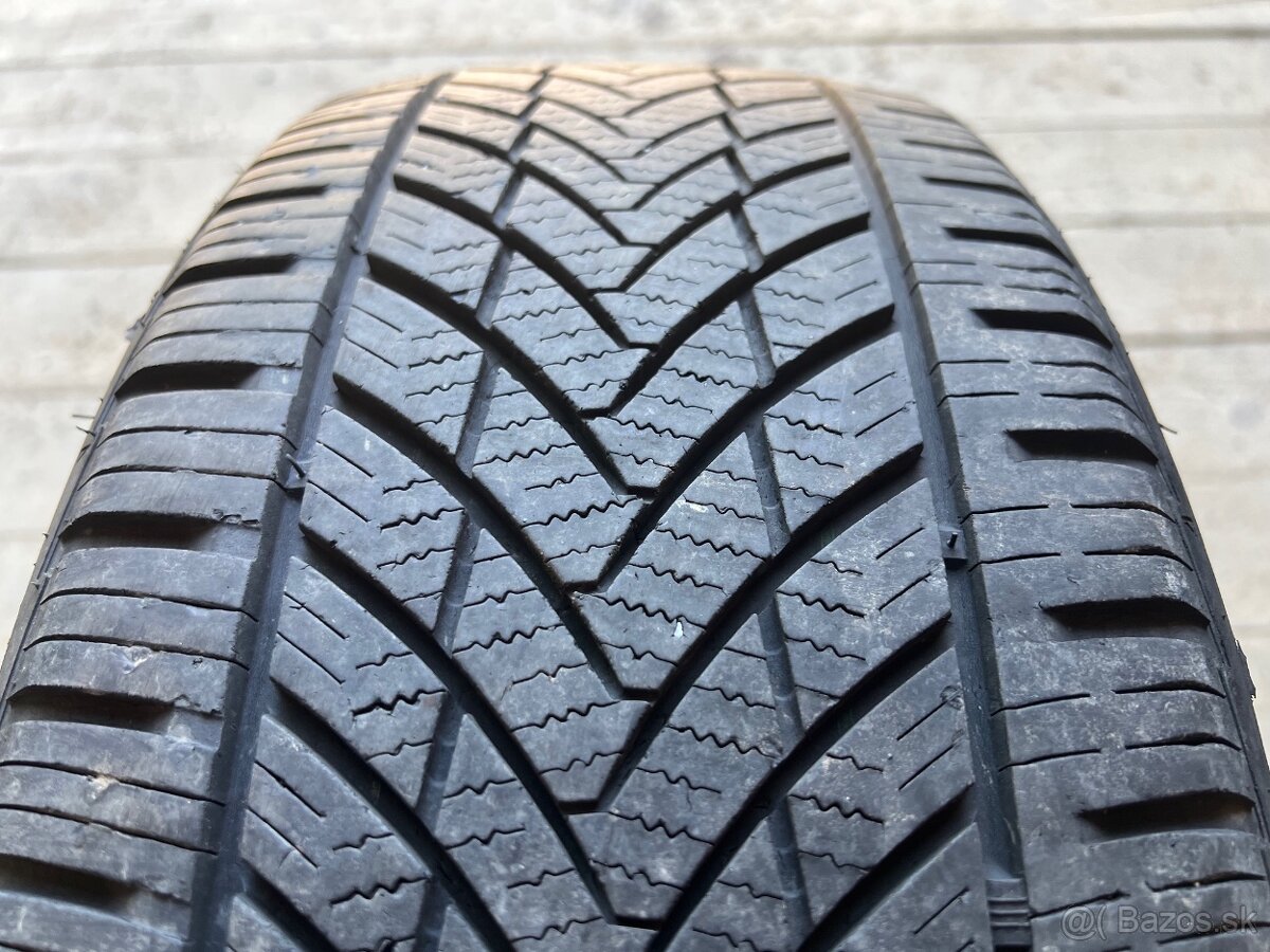 215/55R17 98W RoTaLLA Setula 4 Season RA03