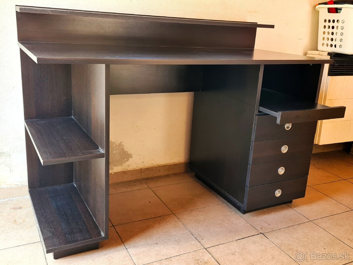 Kancelárský stôl