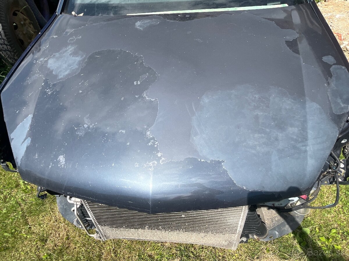 predná kapota opel vectra poškodený lak