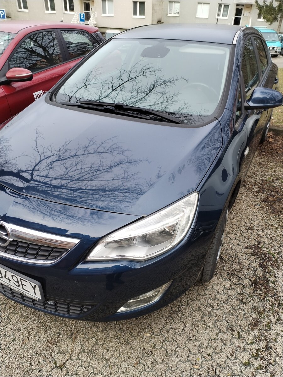 Opel astra j predam