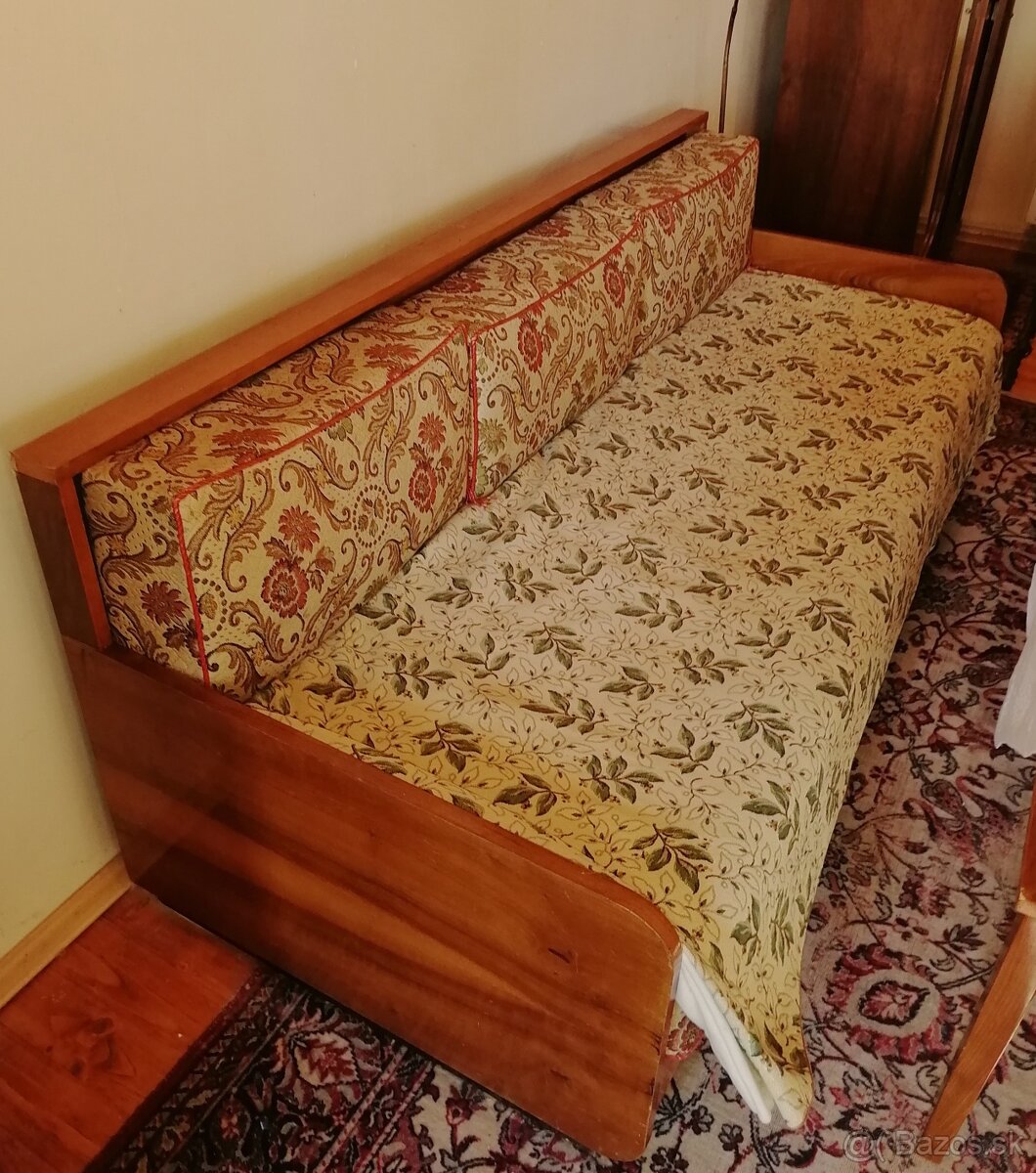 Starožitný gauč.