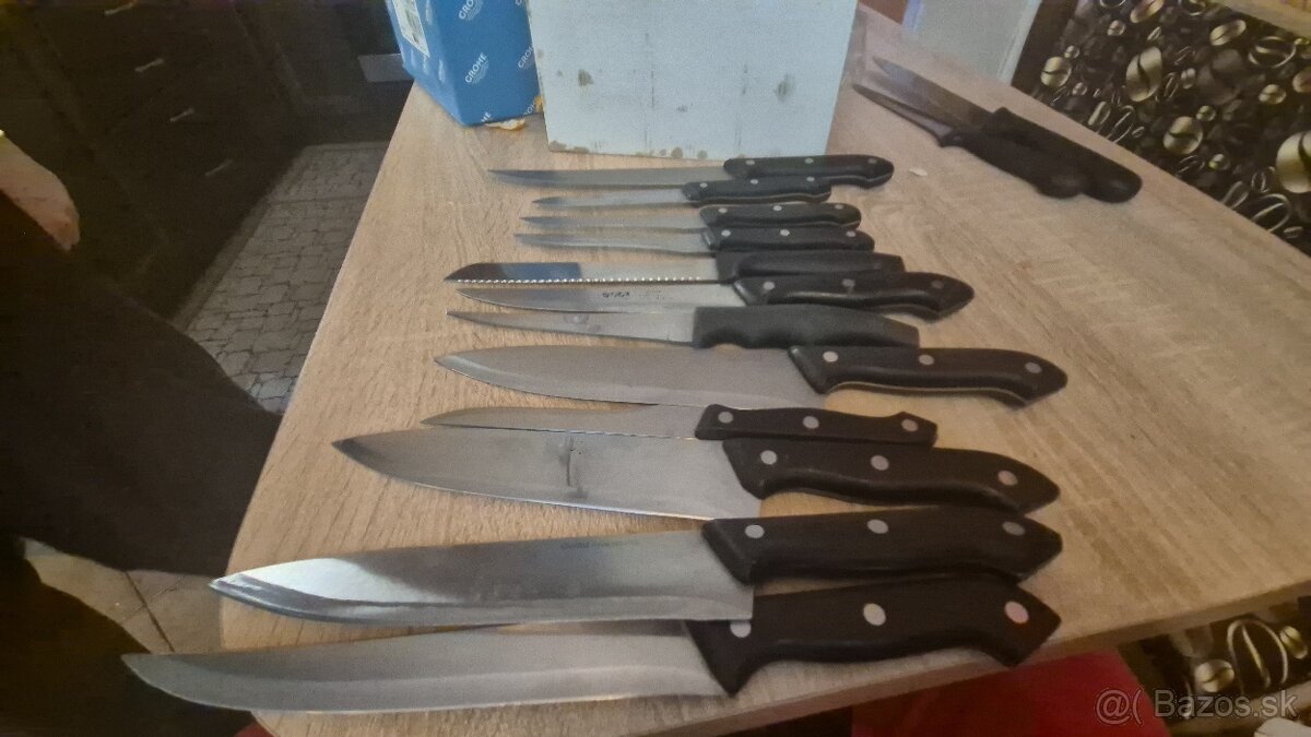 12 nožov