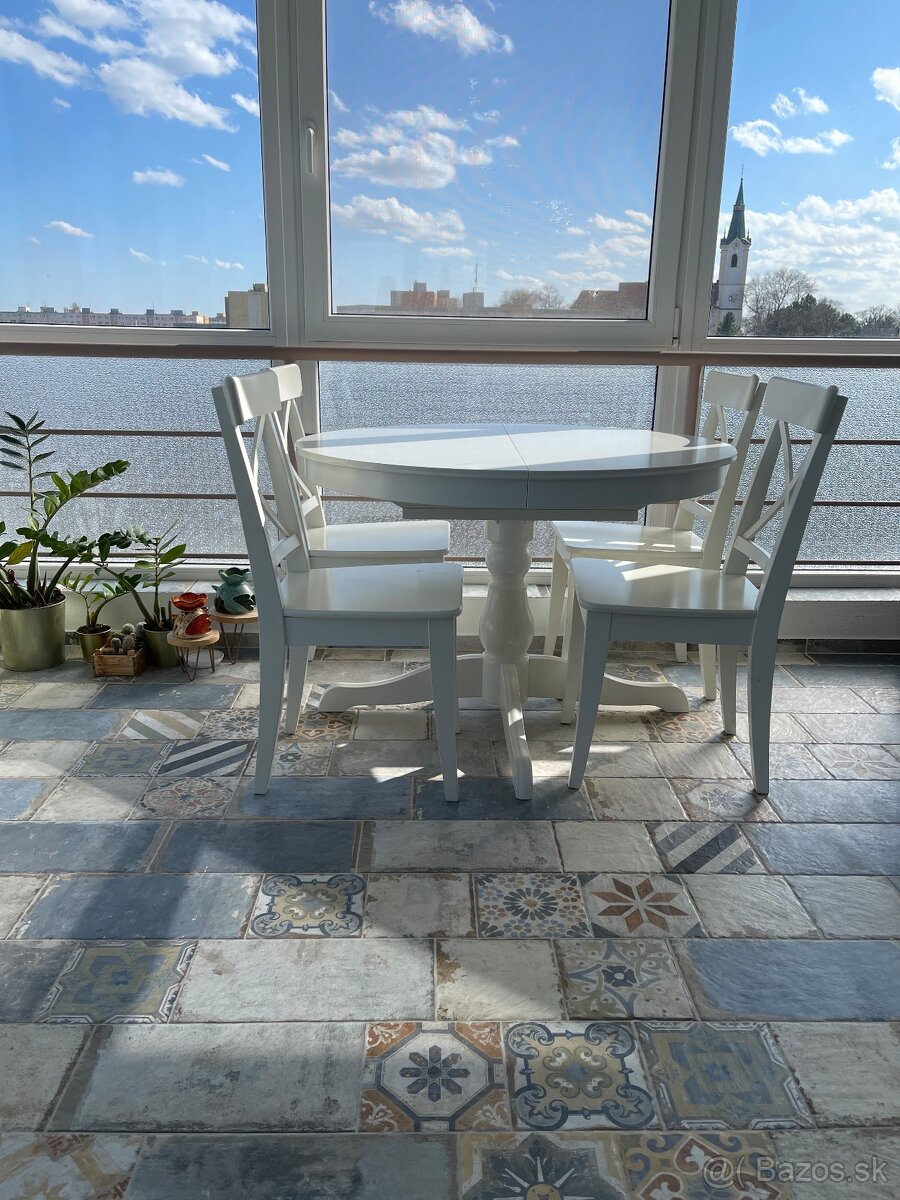 Okrúhly stôl so stolickami