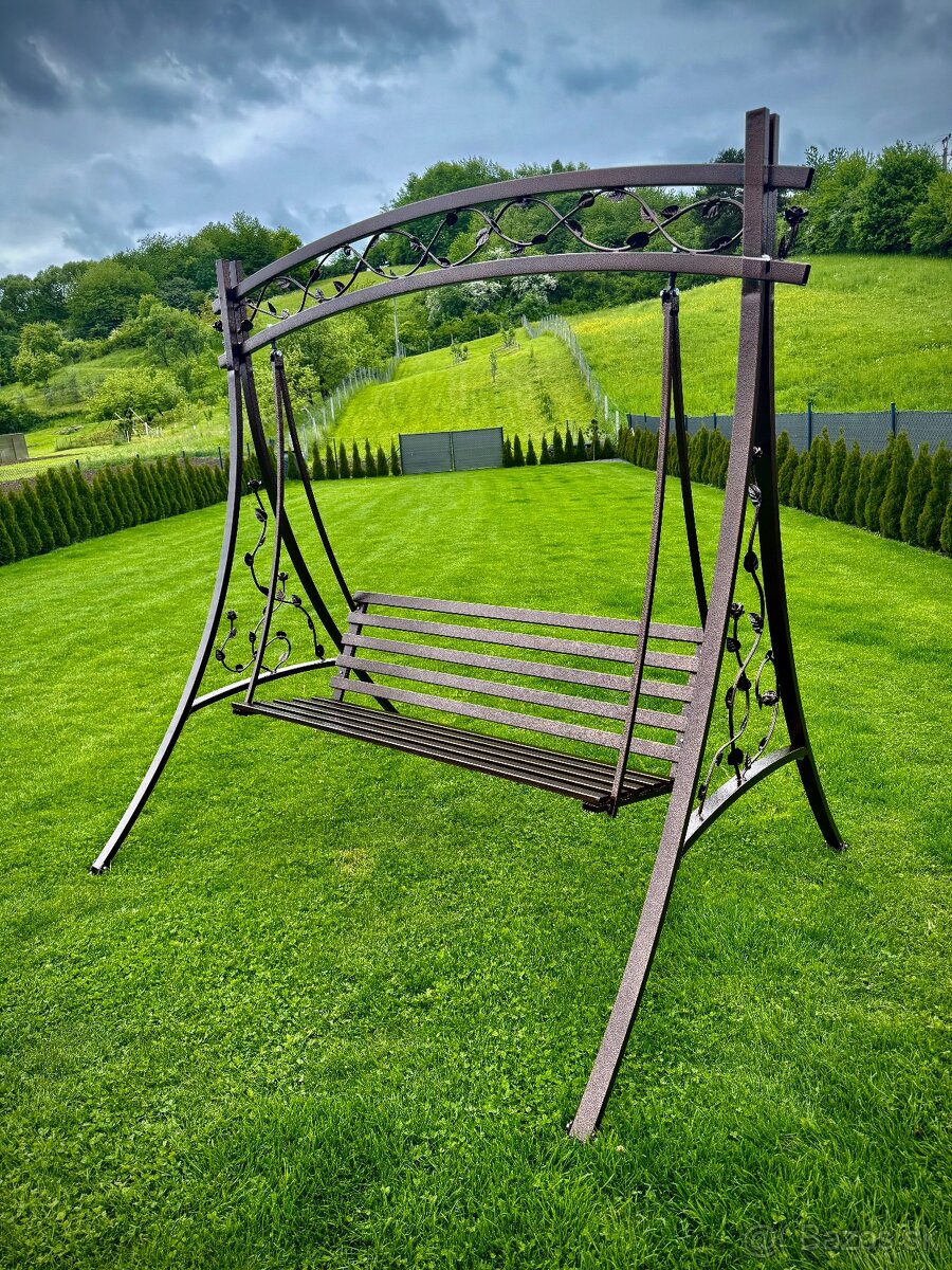 Elegantná záhradná hojdačka
